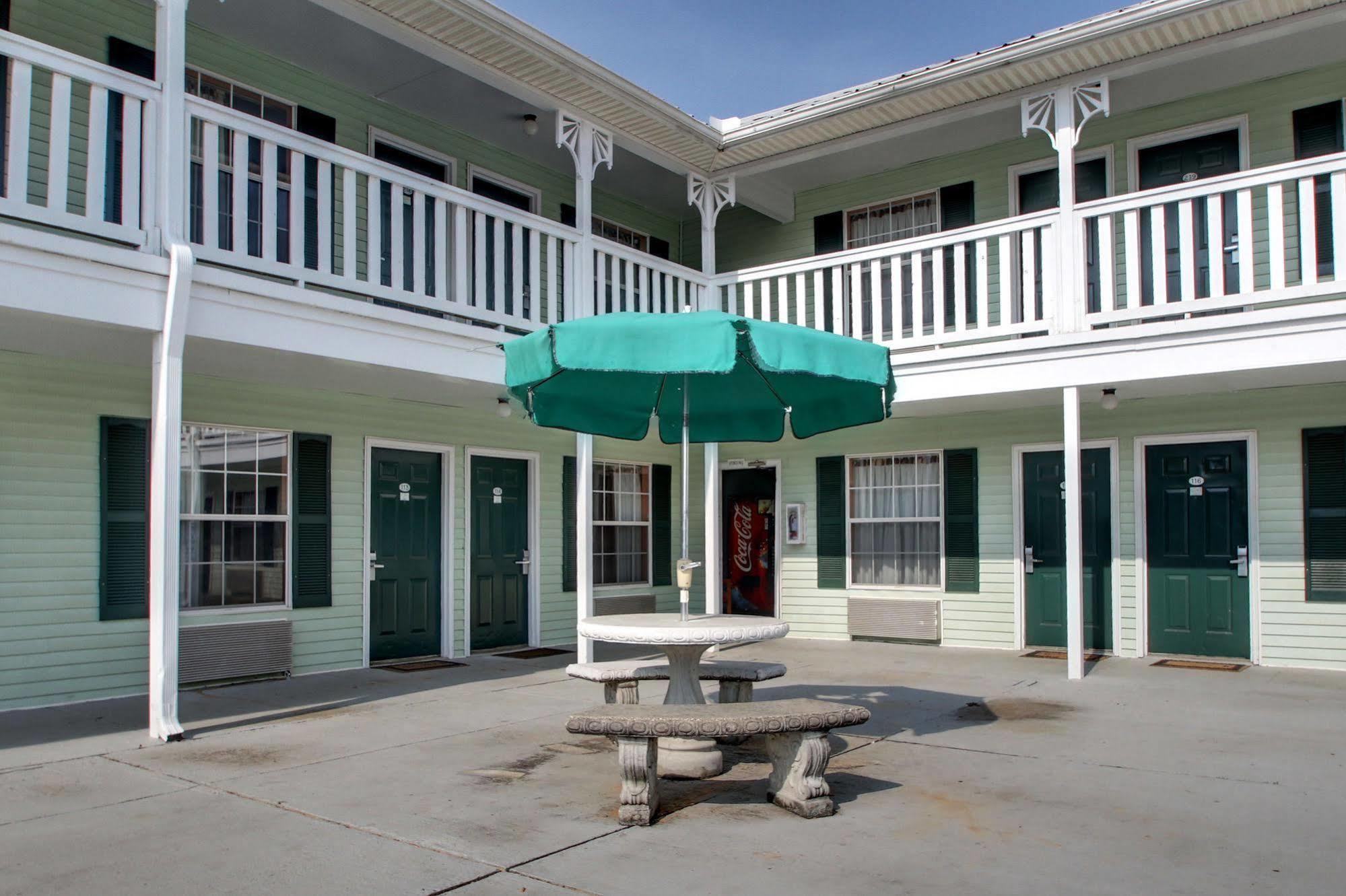 Key West Inn - Клантън Екстериор снимка